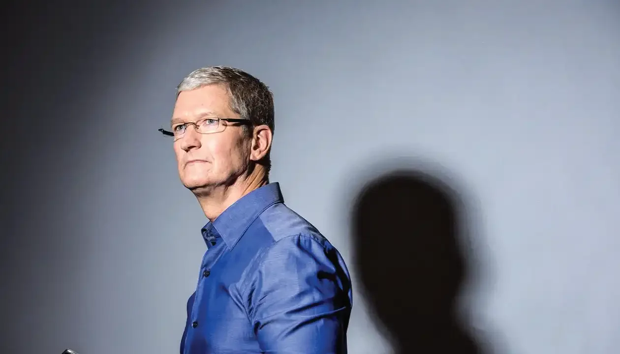 蒂姆·库克的健康评论让苹果的人工智能转型重新成为焦点 蒂姆·库克在苹果全体会议上对健康状况的评论让这位首席执行官的过渡语气更加平静，而约翰·特努斯则向员工指出人工智能产品是下一个重大考验。