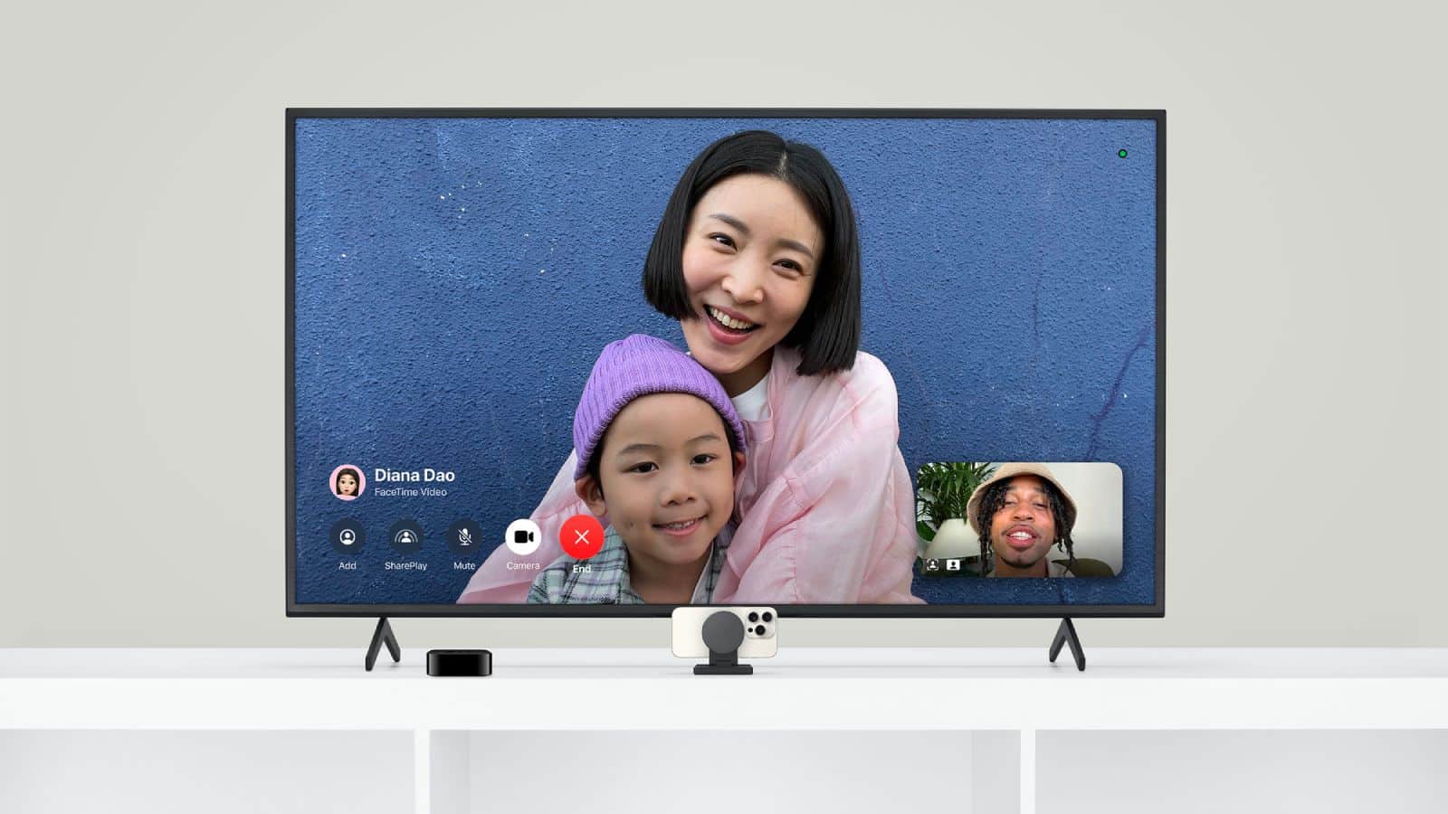 iPhone 摄像头可以将直播传输到 Apple TV iPhone 摄像头可以通过 AirPlay 镜像将直播内容传输到 Apple TV，将客厅屏幕变成近距离观看者。