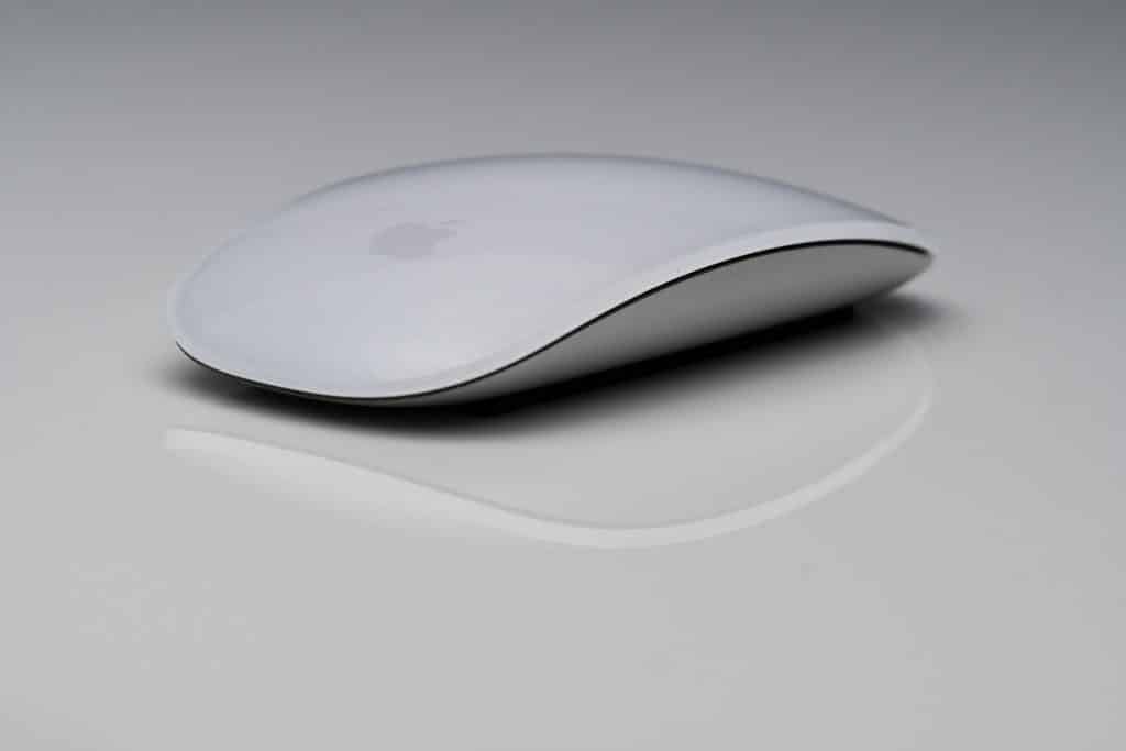 魔术鼠标:爱它或恨它 Magic Mouse 因其简约的设计、触摸手势和精确度而让 Mac 用户产生分歧,一些人称赞它,但也有人批评它的舒适性和定制限制。