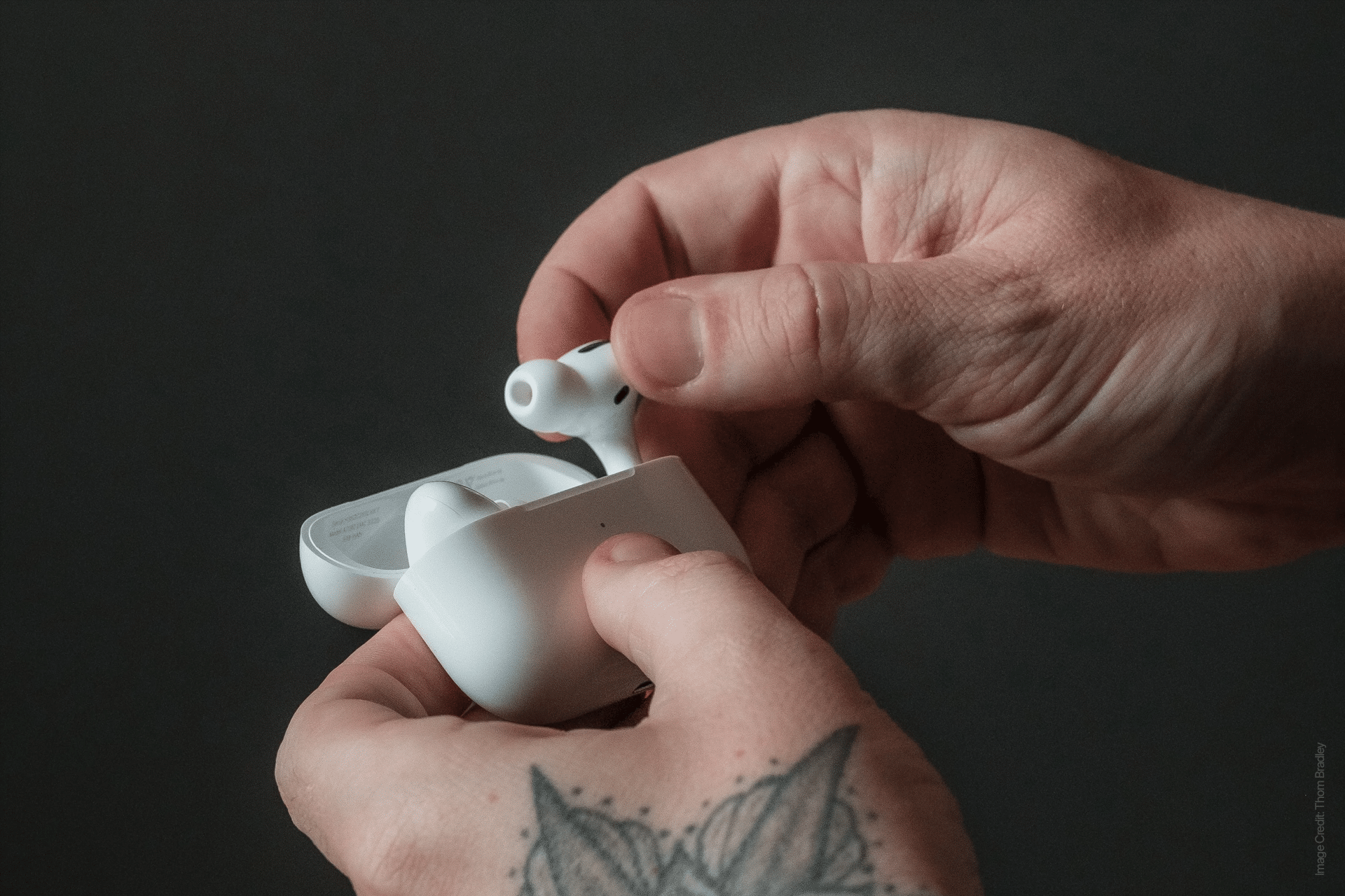 假冒 AirPods Pro:为什么假冒型号很危险以及如何避免上当受骗 假冒 AirPods Pro 已成为流通中最常见的假冒苹果产品之一。乍一看,其中许多副本看起来很有说服力,但风险远远超出了音质差的范围。假冒 AirPods Pro 可能会损害安全性、可靠性和您的 Apple 帐户体验,因此了解如何识别和避免它们至关重要。