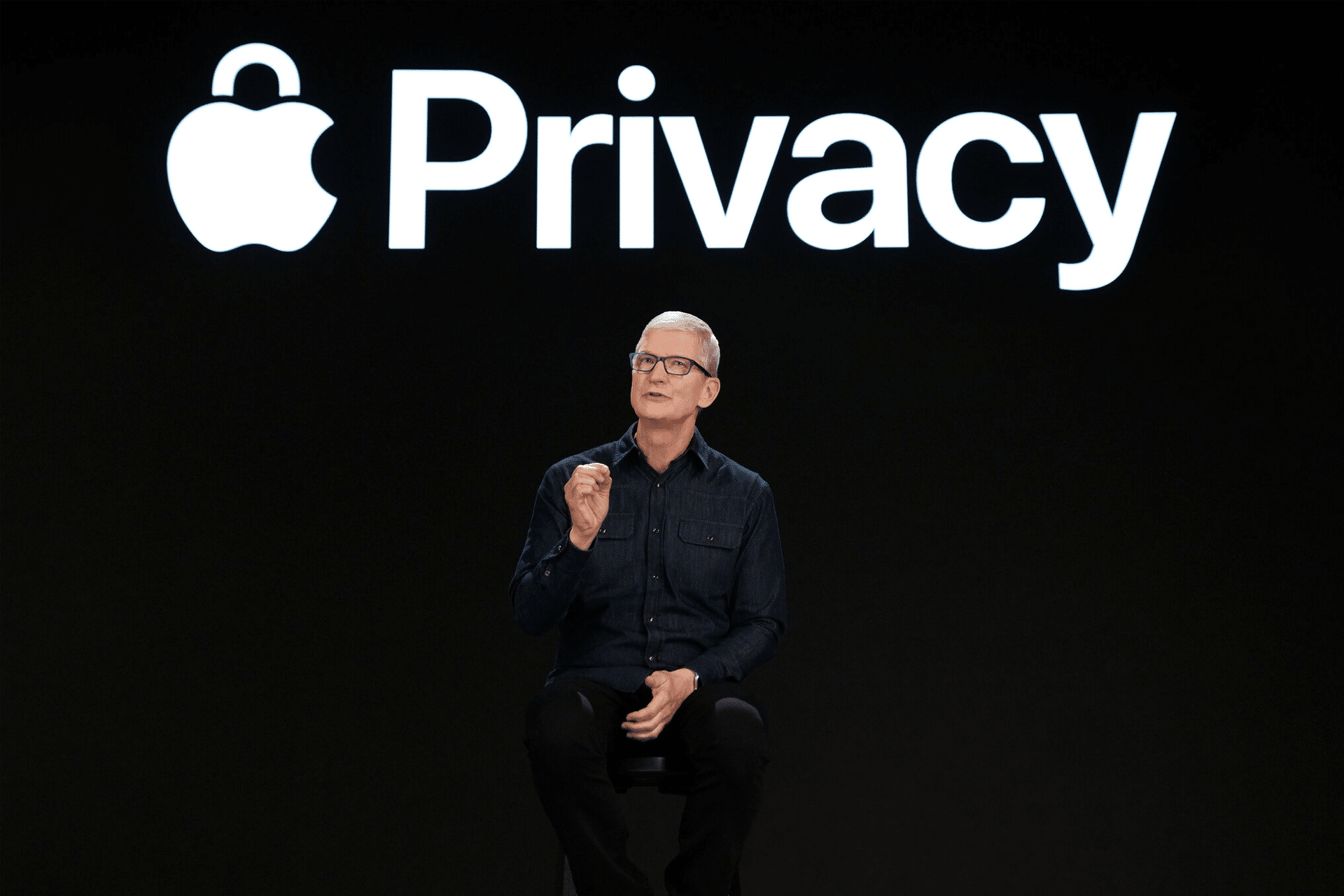 Apple 隐私:整个 Apple 生态系统背后的信任基础 Apple 隐私是保护 iPhone、iPad、Mac、Apple Watch 和服务上的用户数据的基础,通过设备上的处理、透明度和用户控制来建立信任。