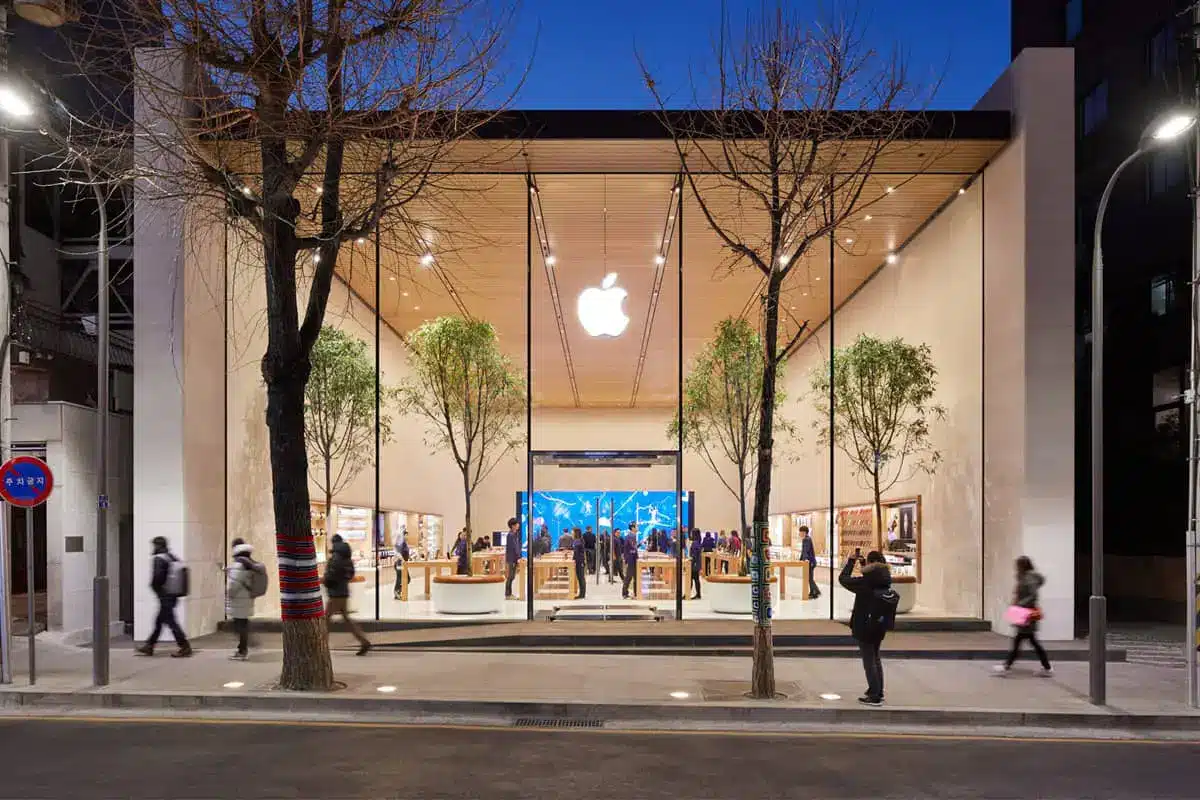 Apple 专卖店提货将在线购物变成零售体验 Apple Store Pickup 为客户提供了一种快速收取在线订单的方式，同时将他们带入 Apple 更广泛的产品、服务和升级生态系统。