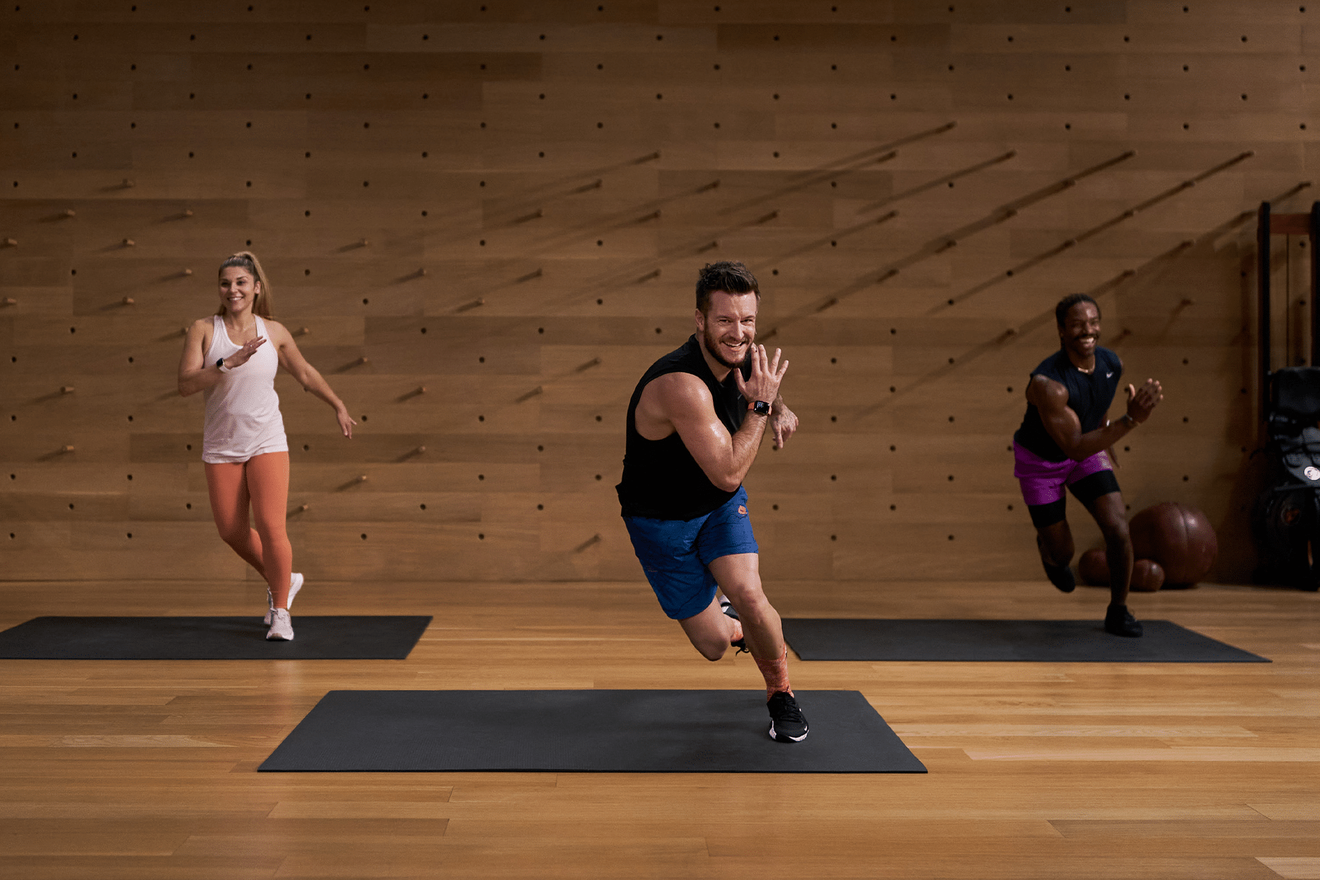Fitness+ 的第一天:新习惯的温和开始 第一次尝试 Fitness+ 可能会让人感觉姗姗来迟。多年来,它静静地坐在 iPhone 上