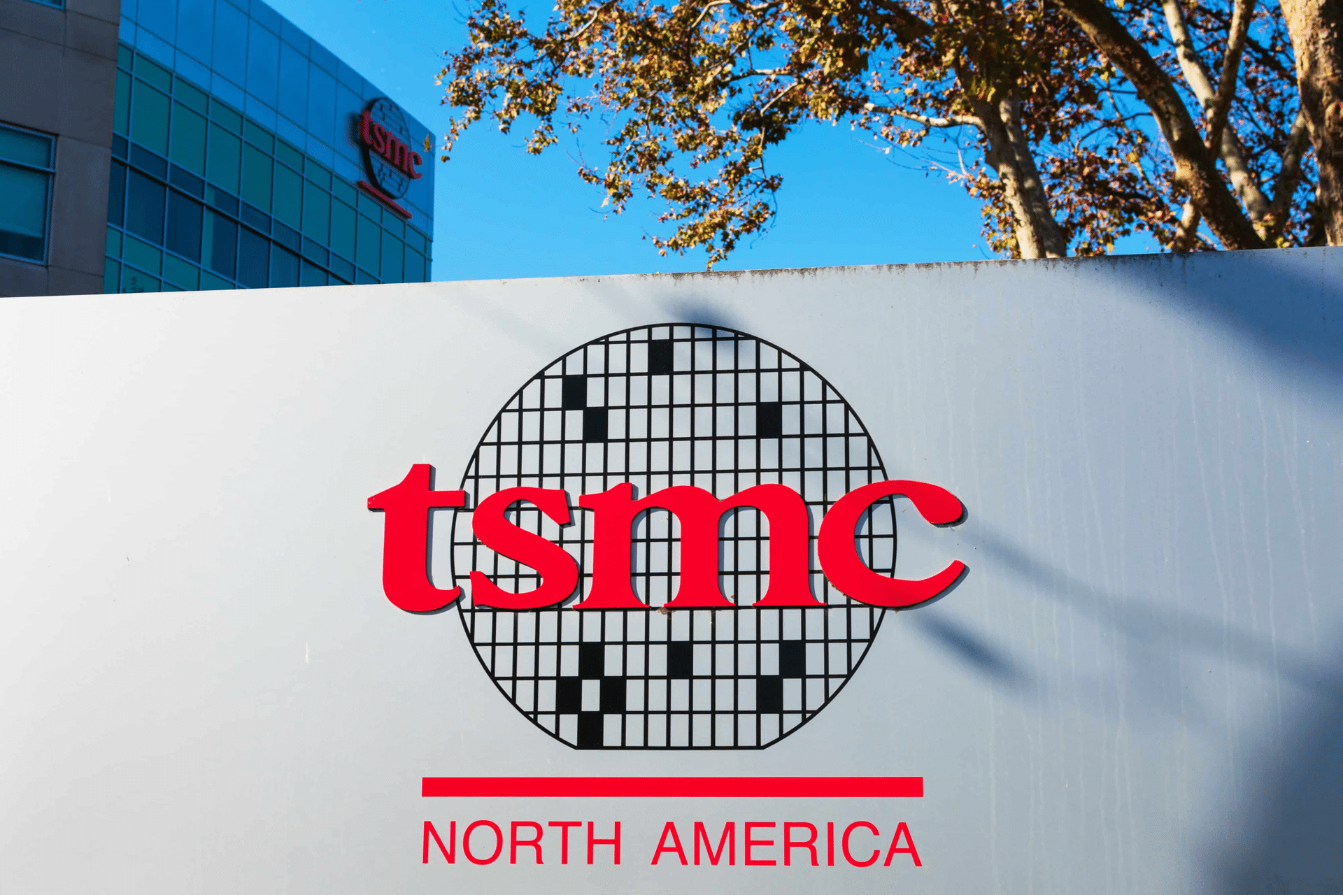 苹果台积电芯片:台湾代工厂如何在全球范围内制造苹果芯片 Apple TSMC 芯片通过先进的半导体合作伙伴关系为 iPhone、iPad 和 Mac 设备提供支持,该合作伙伴关系将定制架构设计与尖端工艺节点的大批量制造相结合。