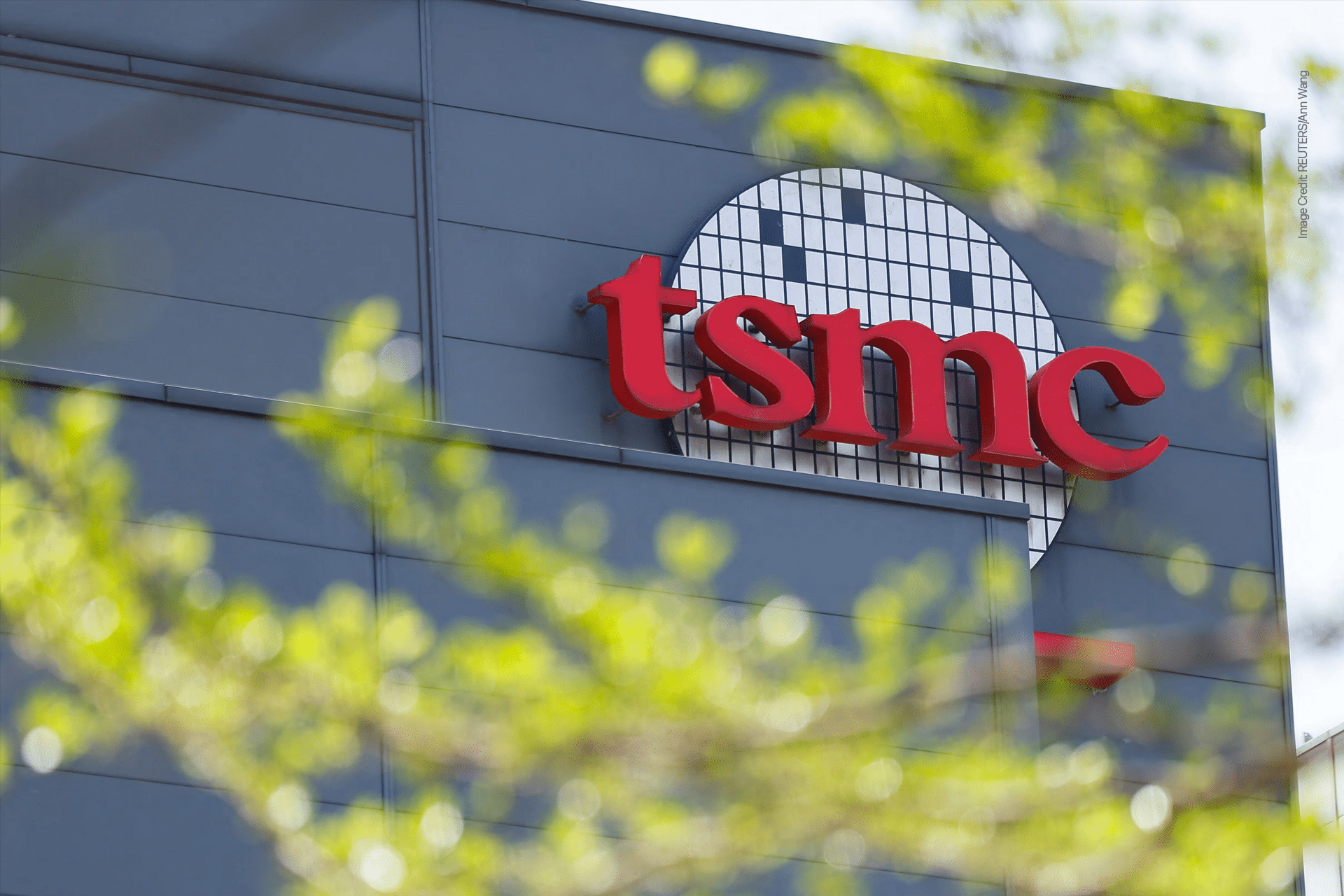 TSMC通過亞利桑那州的投資獲得了美國籌碼關稅的豁免 台灣半導體製造公司(TSMC)是全球領先的合同製造商,蘋果的主要供應商,已豁免擬議的100%美國對半導體進口的關稅。