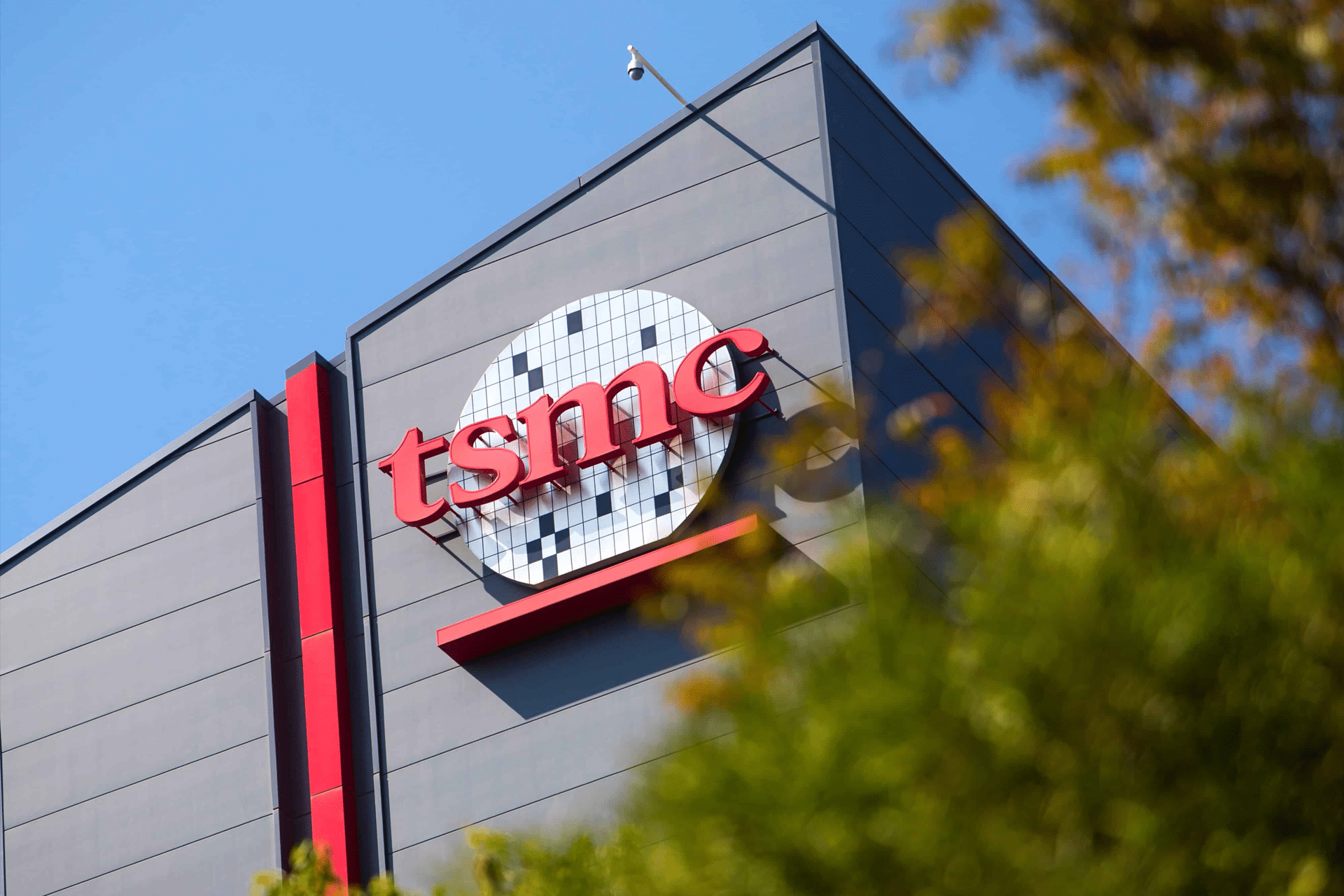TSMC SoC 将芯片性能推向 5GHz 台积电 SoC 使智能手机处理器能够通过先进的光刻技术接近 5GHz 频率，从而为 Apple 的定制芯片带来基于尖端制造的性能优势。