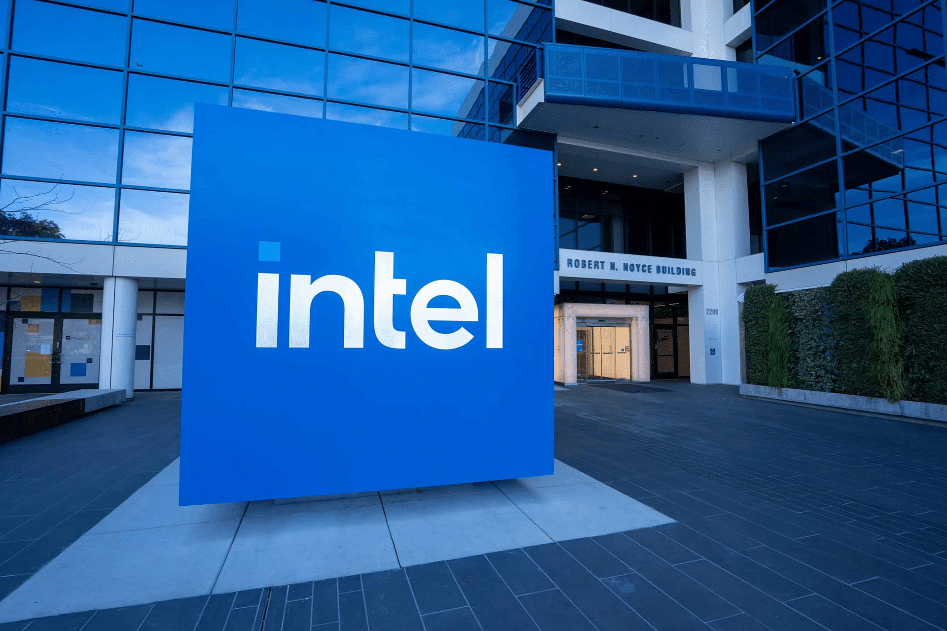 英特尔的俄亥俄赌博：在公司挣扎中重新募集筹码 美国正在为恢复其半导体行业的速度投入数十亿美元，英特尔领导着在俄亥俄州建造尖端芯片工厂的巨大努力。这个庞大的设施位于哥伦布附近的一个小镇新奥尔巴尼（New Albany），旨在加强国内生产微芯片的生产，即微型组件，这些组件为从智能手机到AI系统的所有功能。