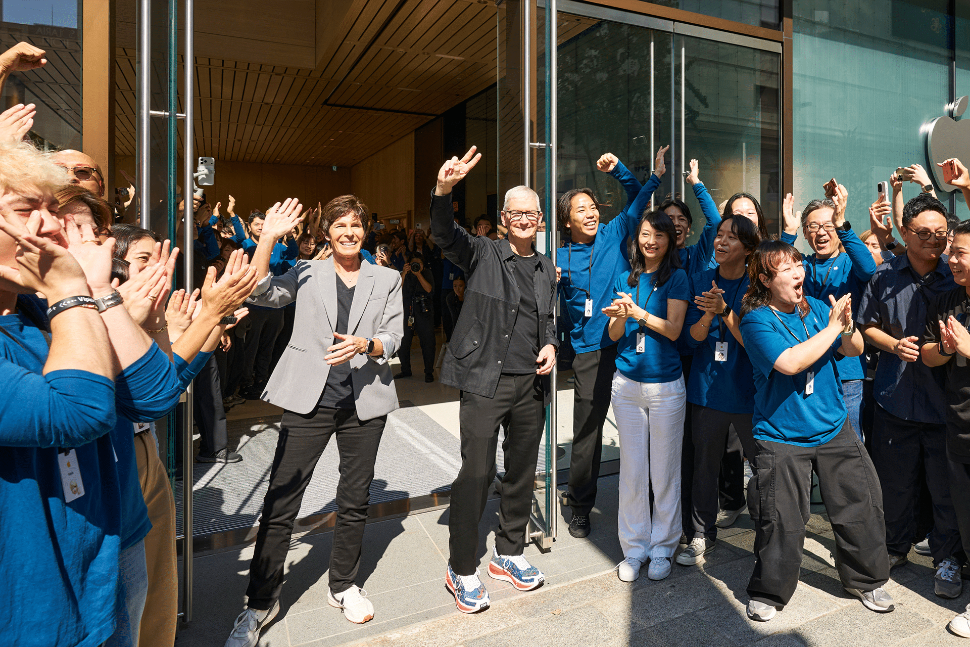 令人惊叹 Apple Ginza商店重新开放在东京吸引了数千个。查找重新设计的旗舰混合物如何将遗产，现代设计和社区重点重点进行。