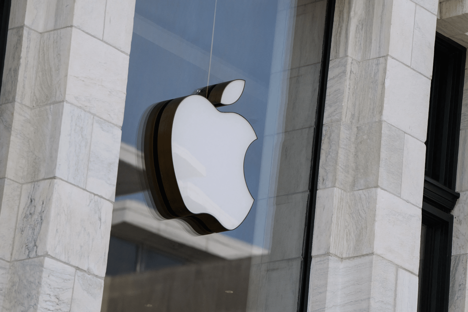 苹果战略展示了该公司如何为下一个科技时代做准备 苹果正在通过远程芯片开发、人工智能集成、制造控制、服务增长以及跨硬件、软件和云基础设施的有针对性的投资，为下一个技术周期做好准备。