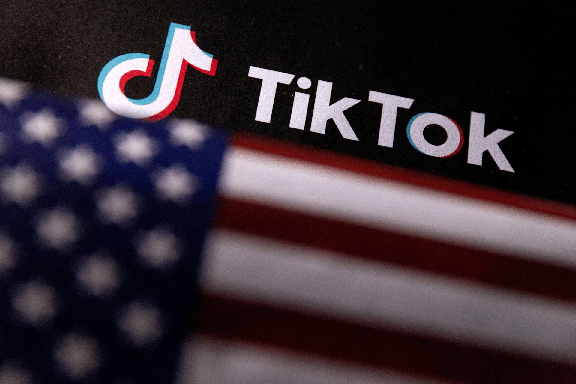 苹果向美国用户屏蔽了 TikTok 和其他字节跳动应用程序 在字节跳动达成转让 TikTok 美国业务的协议后,苹果公司禁止与 TikTok 相关的中国市场应用程序在美国下载和更新。