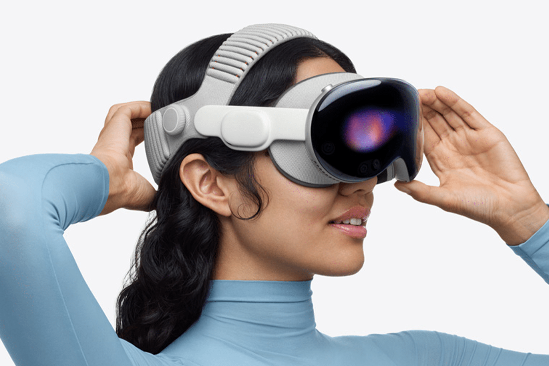 Apple Vision Pro 因销量不佳而减产 据报道,由于消费者对这款 3,499 美元空间计算耳机的需求疲软,苹果削减了 Vision Pro 的生产和营销,出货量和采用率远低于早期预期,制造合作伙伴也停止了组装。