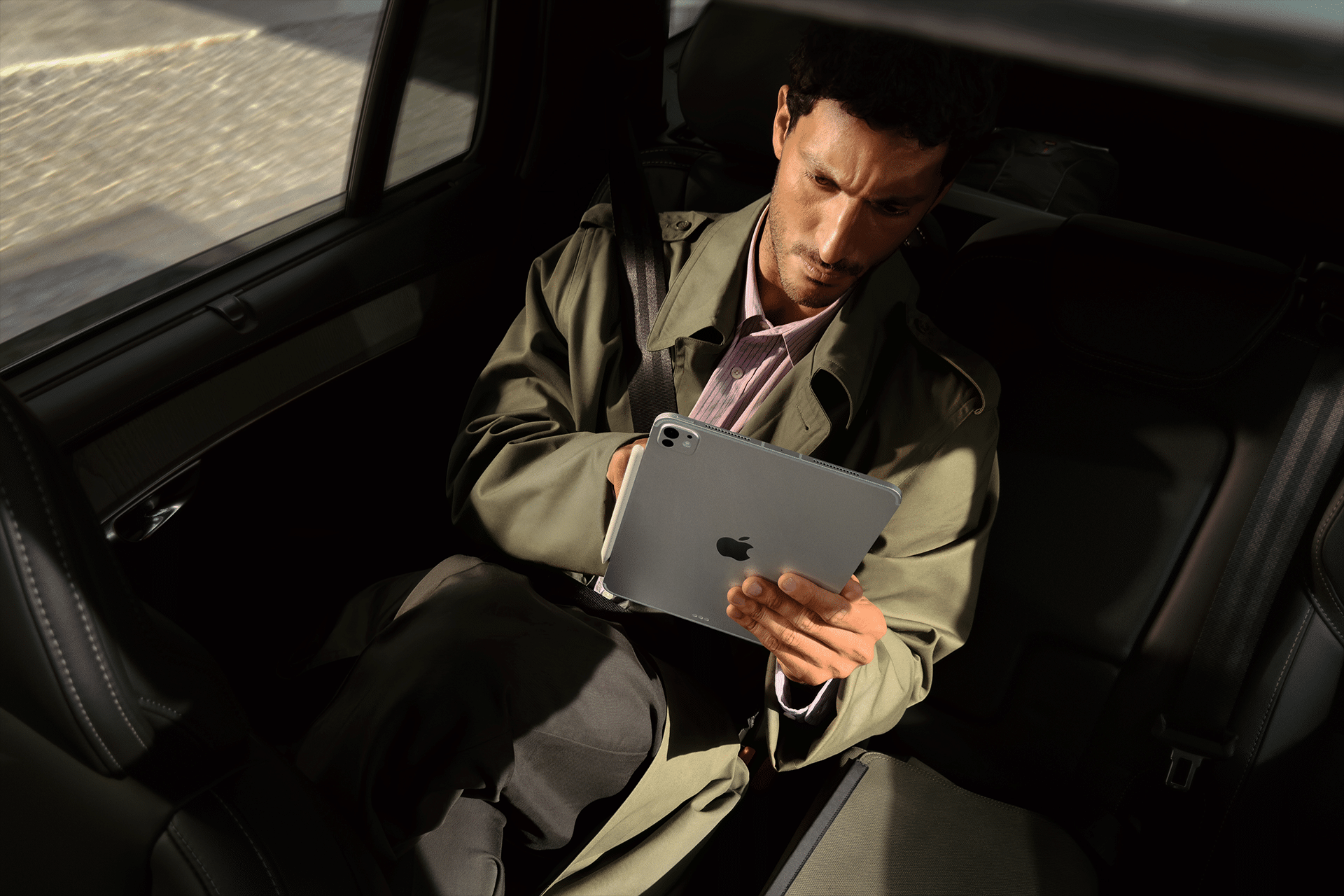 AI 假书充斥 Apple Books 和 Amazon 人工智能假书正在抄袭成功的书籍、发明作者，并在 Apple Books 和亚马逊上发布不准确的传记，其速度比平台删除它们的速度还要快。