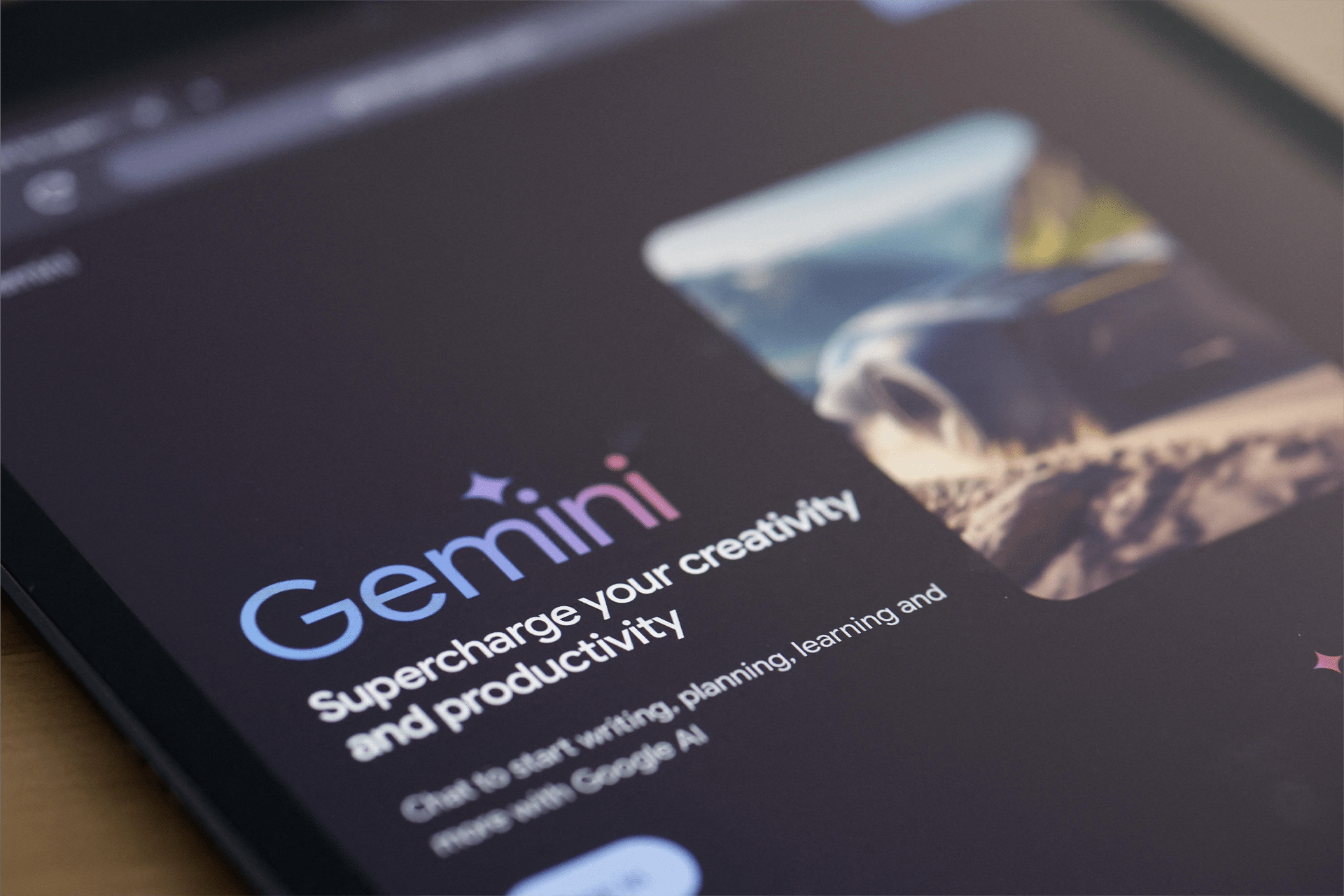 Chrome 在 iPhone 上添加 Google Gemini，iOS 人工智能扩展加速 随着 Chrome 将 Google Gemini 引入 iPhone，增加生成功能，iOS 人工智能的扩展仍在继续，而苹果则在 iOS 上扩展了设备上的智能。