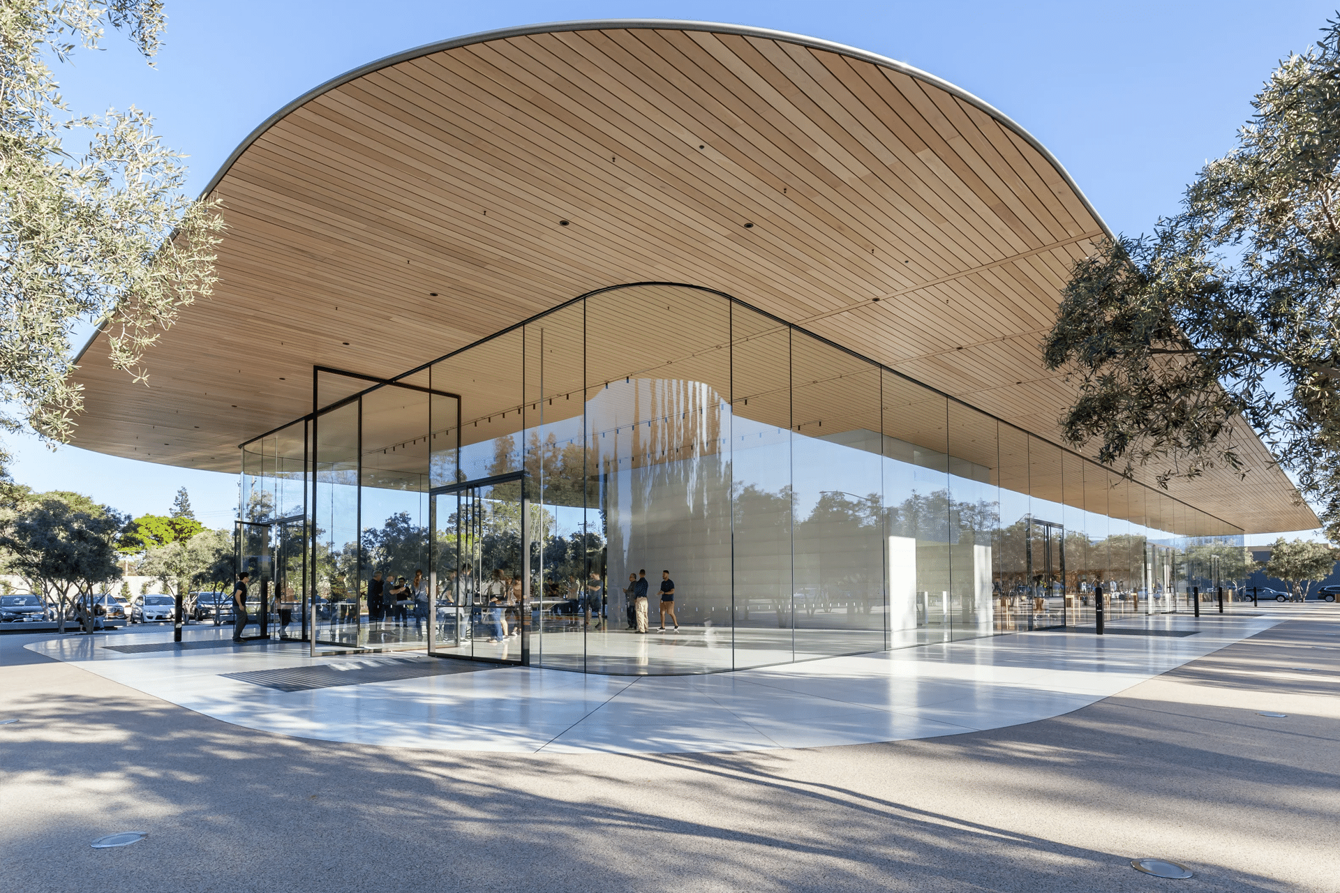 Apple Park 游客中心让史蒂夫·乔布斯的梦想触手可及 Apple Park 游客中心将商店、咖啡馆、屋顶露台和增强现实园区模型结合在一起，成为硅谷最令人难忘的公共体验之一。