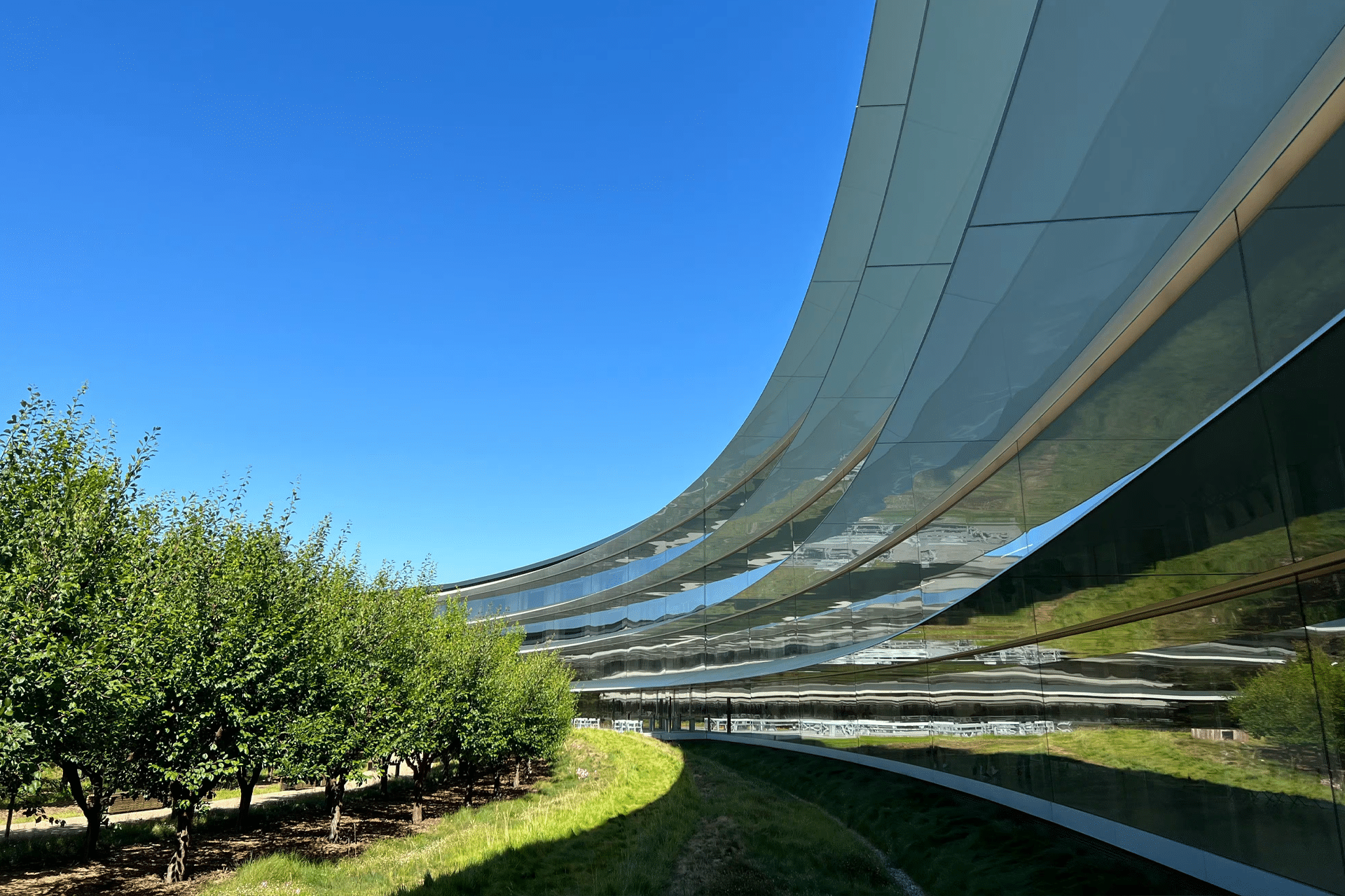 Apple Park 细节揭示建筑背后的艺术 从玻璃支撑的史蒂夫·乔布斯剧院屋顶到隐藏的接缝、弧形玻璃和生活景观，Apple Park 的细节变得更加引人注目。
