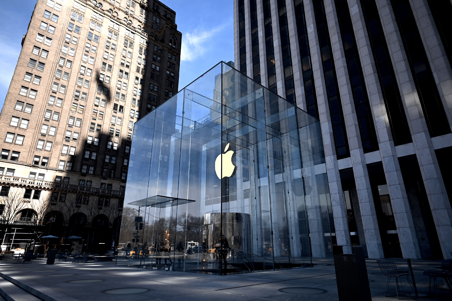 Apple 专卖店设计将零售转变为品牌体验 苹果专卖店的设计使用玻璃、石材、修复、广场、论坛和地标建筑,让零售店感觉像是产品的一部分。