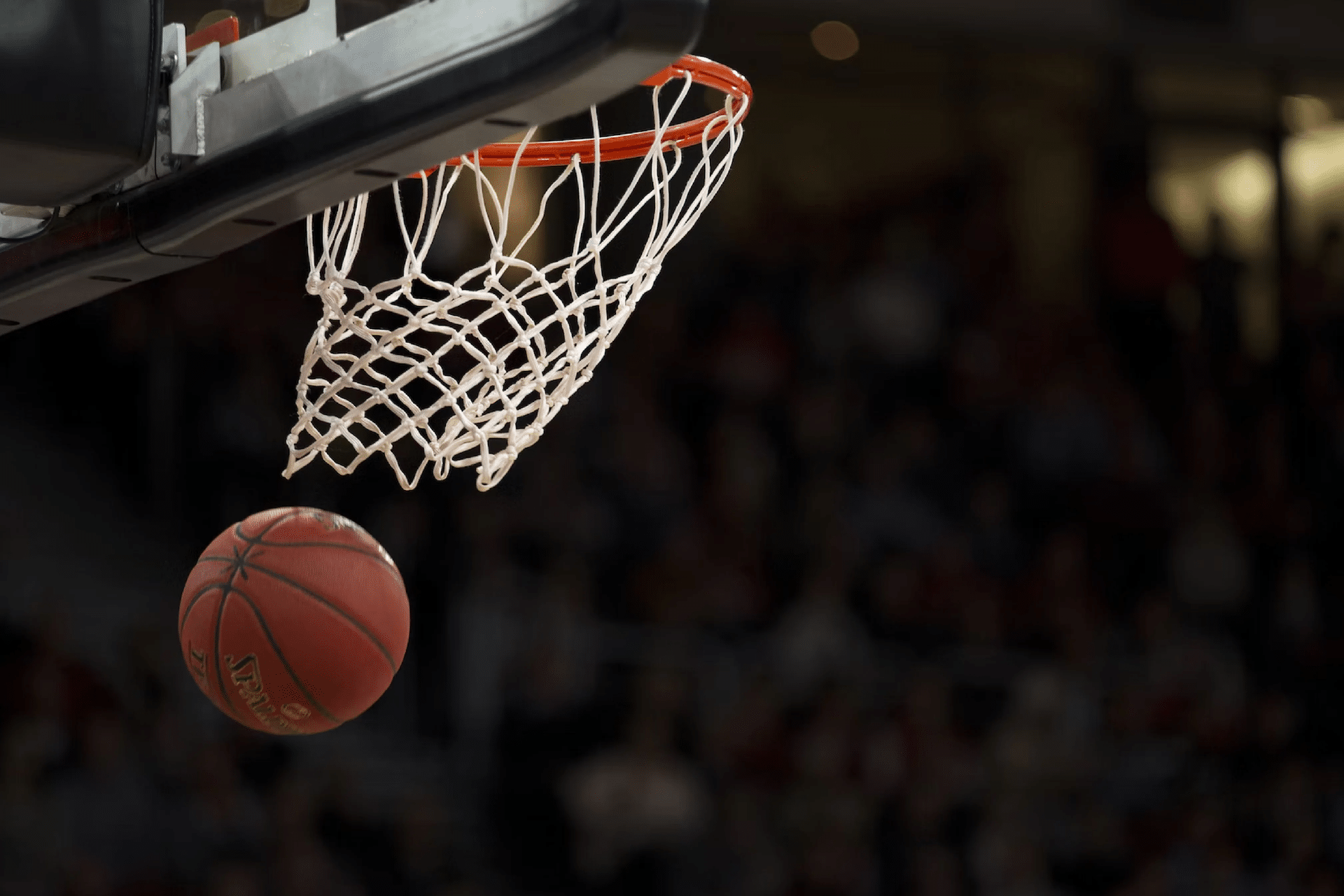 Apple TV 比赛之夜:将您的客厅变成 NBA 观看派对 Apple TV 游戏之夜将体育赛事、统计数据和身临其境的观看体验融为一体,让您可以轻松地与家人和朋友一起度过一个以篮球为主题的周末。